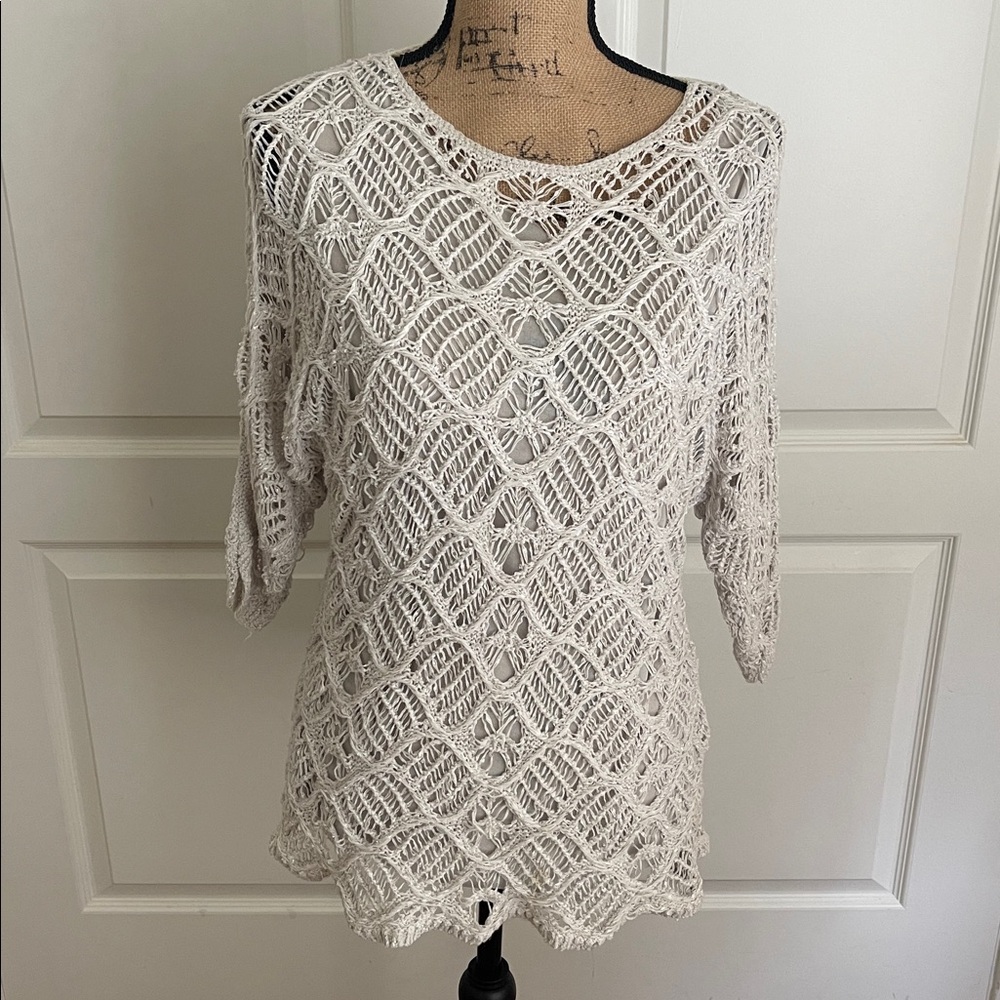 CHICOS pretty  silver gray lace crochet  top, size 0